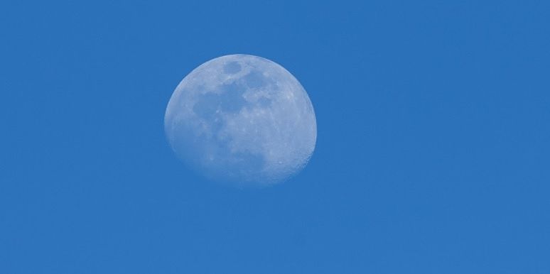 白い月と青い空